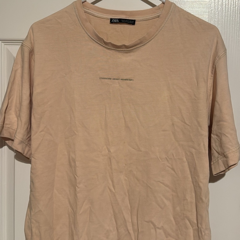 Zara Men’s Light Beige Crewneck Tee with Subtle Chest Text